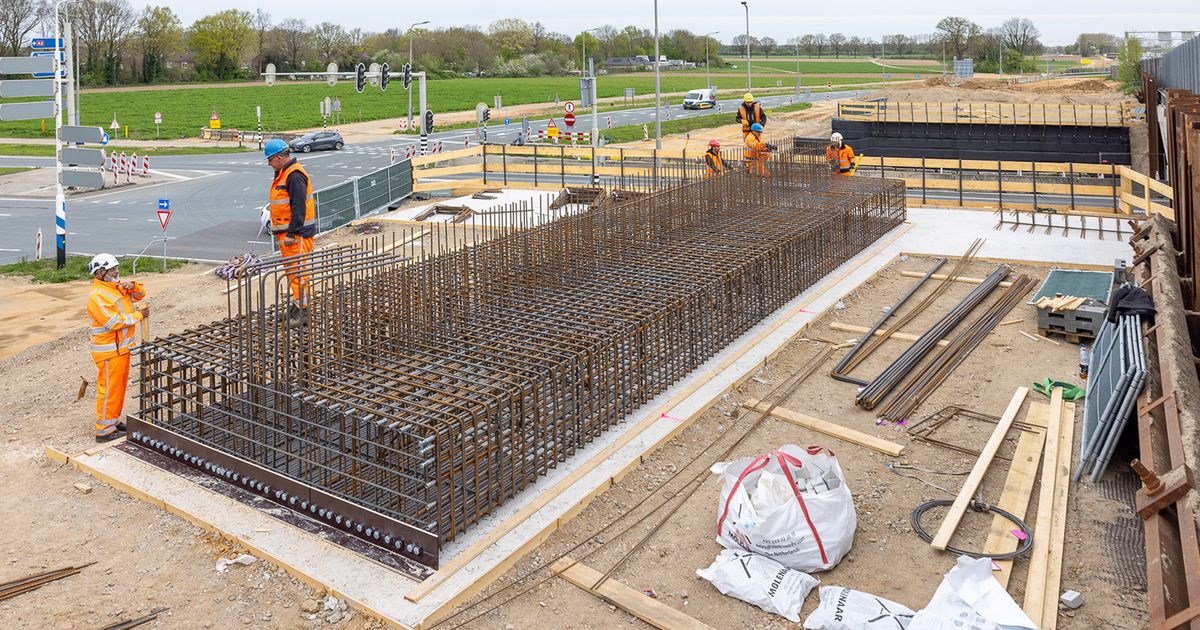 Nachtafsluitingen Urmonderbaan: nieuwe liggers voor viaduct Waelschenheuvel